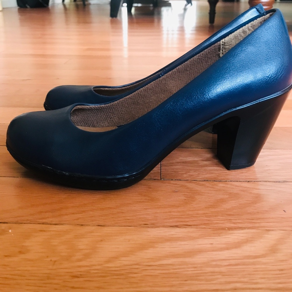 Vella pump from EuroSoft in Navy 7.5 M